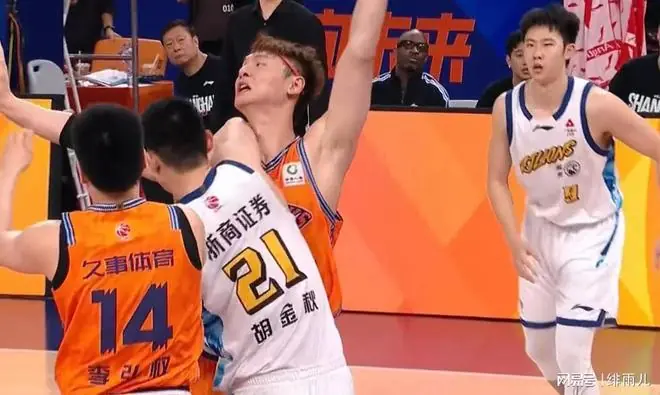赵嘉仁离队后!广厦超市开张,朱俊龙布朗被疯抢,广东要胡金秋?