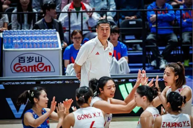 难以理解！中国女排2-3负加拿大，赵勇3次盲目“换人”难卸责