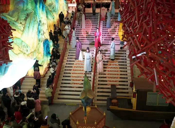 西安长安十二时辰街区以唐诗《琵琶行》为主题创作的沉浸式表演（2025年12月23日摄）。新华社记者邵瑞摄
