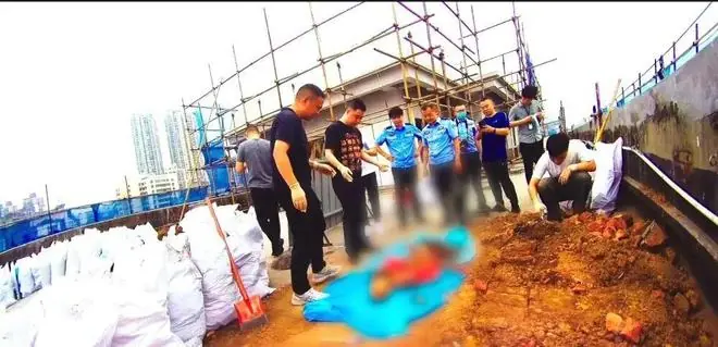 “四川泸州花坛白骨案”一审将开庭,被害人儿子10岁那年以为母亲失踪,28年后商场花坛被敲碎,才发现母亲尸骨