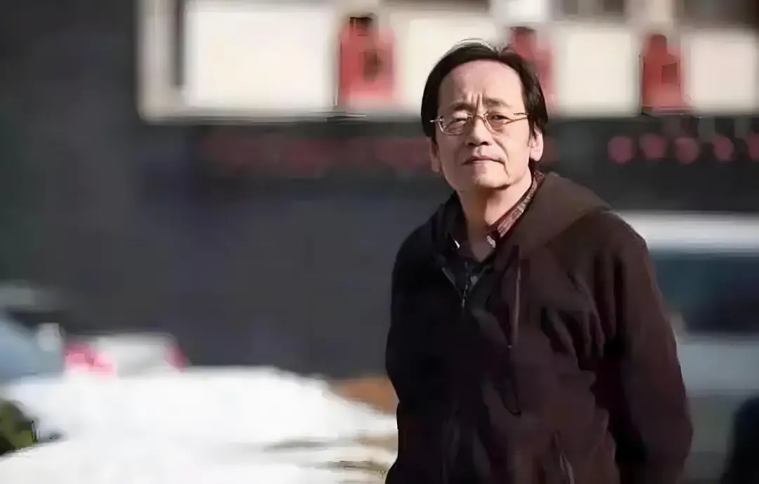 中医倪海厦:人可以节约,可以不买衣服,甚至吃差点,不修边幅都可以,但一定要出门,不要将自己困在家里,只有在外面......