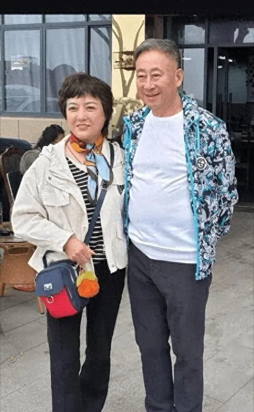 他是上海知名笑星，和亲儿子对簿公堂，现再娶小30岁娇妻享受人生