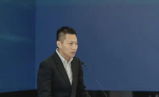 奔驰比亚迪力挺,华为智驾劲敌敲钟