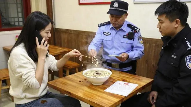 离婚第3天旅游散心,前公公来电称前夫骨折,派出所敲门我愣住