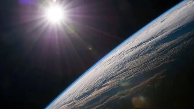 新研究:地球逃离太阳“吞噬”命运的可能性增大