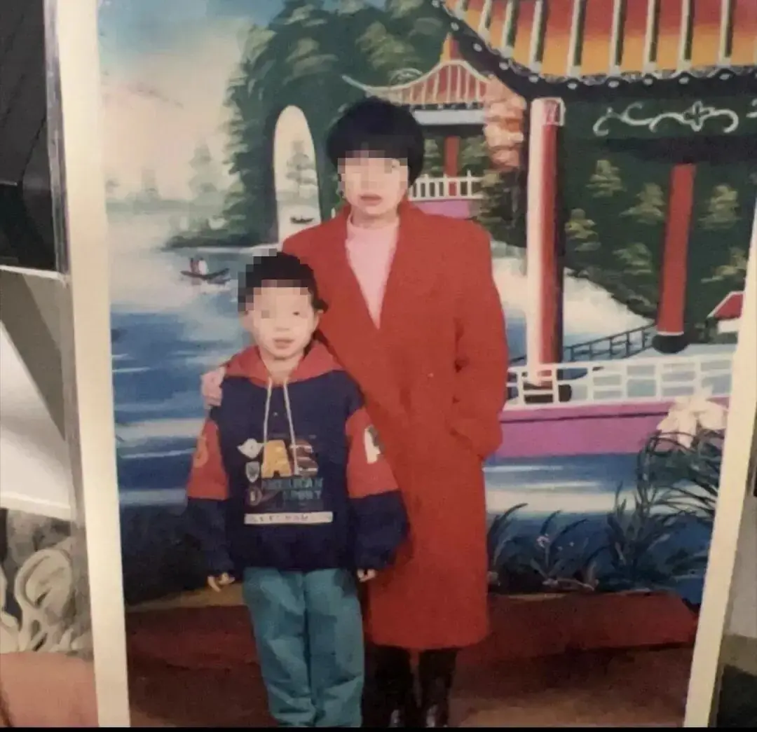 “我妈妈身高1米6，花坛只有1米多，不知道他们怎么把我妈妈放进去的”