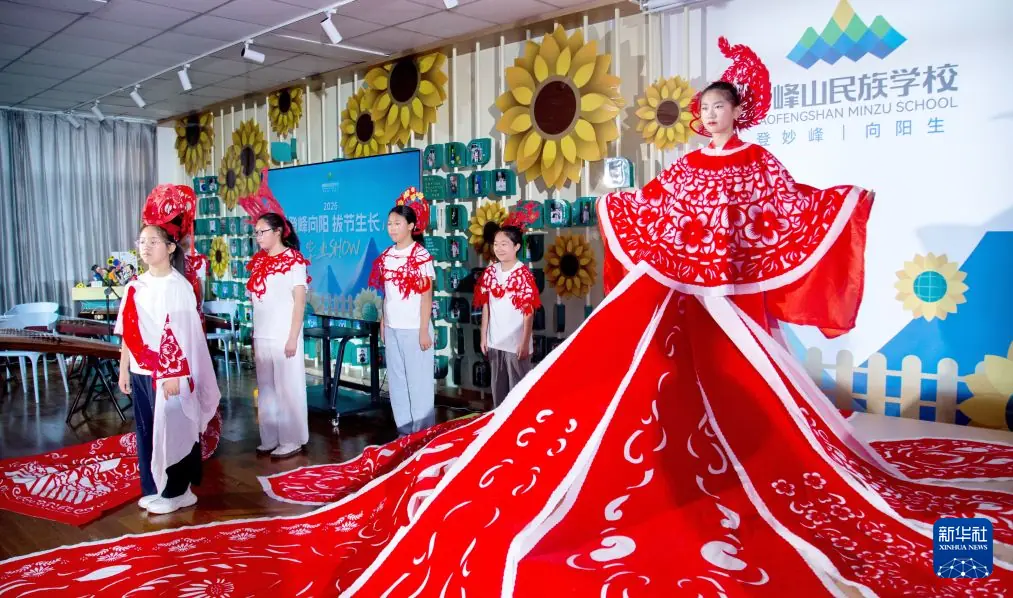赖东丽:巧手剪出民族风