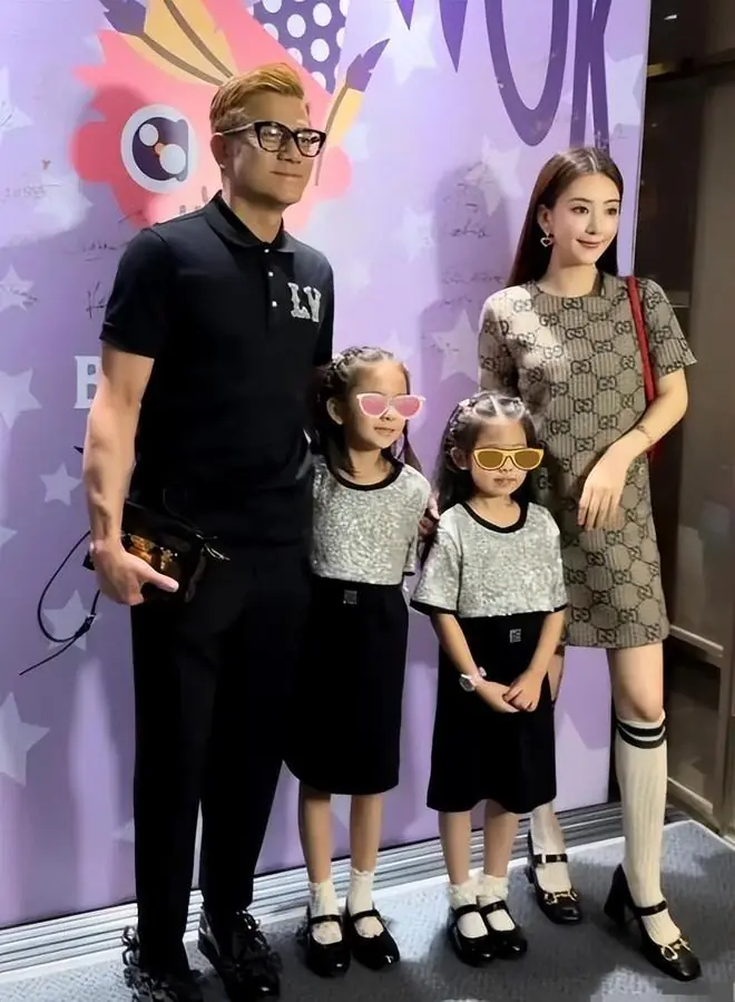 方媛带女儿和佣人一起等车，5岁的郭泳萱调皮又可爱，五官像妈妈