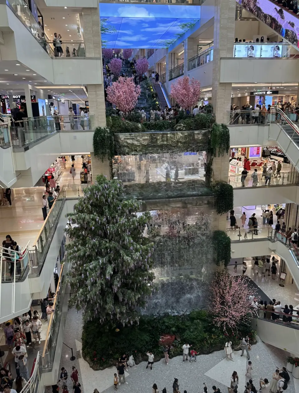 西安赛格坠亡商户生前好友:他曾变卖门店发工资,几年前已有抑郁倾向