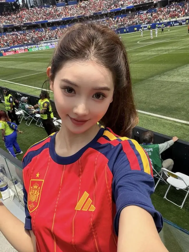 体育女主持金佳悦现场观战西班牙vs比利时,为亚马尔加油