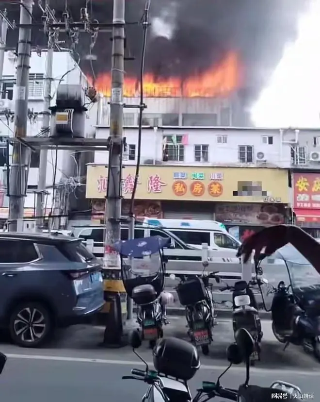 福建晋江一鞋厂突发火灾!多名工人光着身,在楼顶平台避险,35台救援车抢险,成舆论焦点