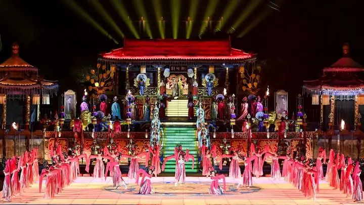 演员在陕西省西安市华清宫景区表演大型实景历史舞剧《长恨歌》（2024年12月1日摄）。新华社记者邹竞一摄