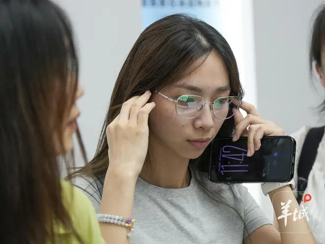AI眼镜撬动全球蓝海，让盲人“看见”，让牧民“站起来”｜活力中国调研行