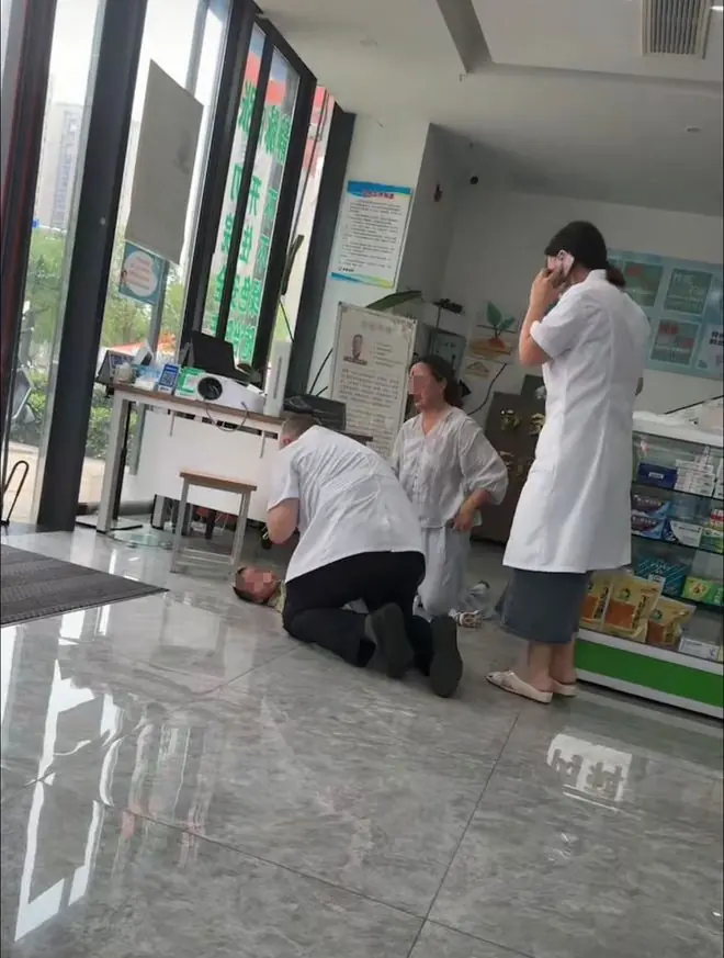 3分26秒,南京59岁医生跪地救回不足两岁窒息幼儿,当事人:目前孩子无大碍