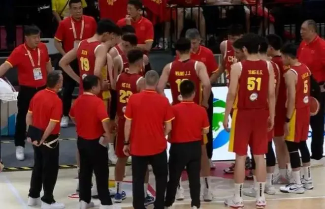 中国男篮出局不到24小时,郭士强被喊下课,杨瀚森成“最大罪人”