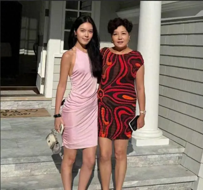 捞钱跑路真相大白!哈文近况曝光,难怪带女儿定居美国,不敢回来