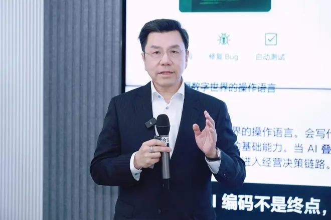 李开复:AI不能只做“天才新员工”,企业转型是“一号位工程”