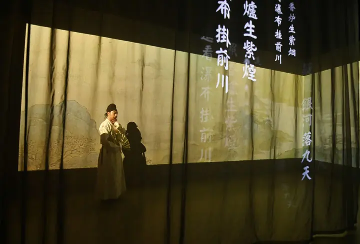 “李白”扮演者在西安曲江飞行剧院演绎“飞越唐诗长安”的场景。（2025年10月29日摄）新华社记者肖潇摄