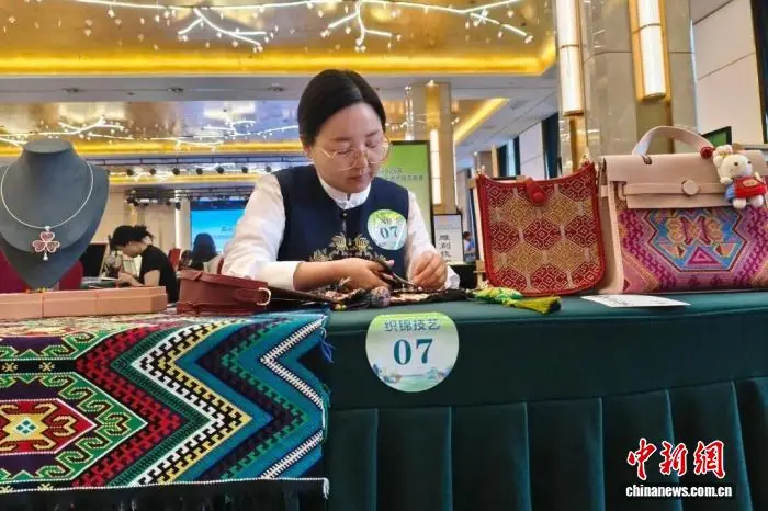 湖北土家妹巧手织就民族同心锦