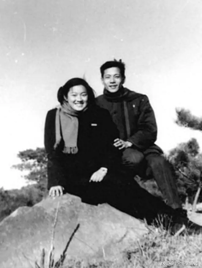 章含之有多美?1956年和男友洪君彦在北京的留影,21岁她气质不凡