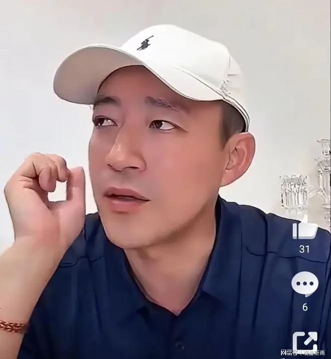 汪小菲罕见晒小儿子日常,黏父又爱笑,如今儿女双全日子太幸福