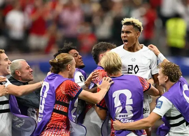 挪威2-1淘汰科特迪瓦，哈兰德踢进制胜球：赛后再次上演“维京划船”名场面，下轮将迎战巴西