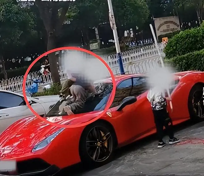 法拉利被当滑梯后续:4名家长只愿赔五百,警方介入车主硬气维权