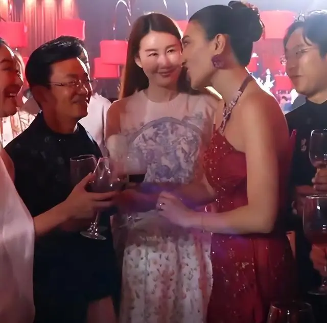 王宝强带女友参加婚礼!1米78身材抢尽风头,两人相恋8年仍未领证
