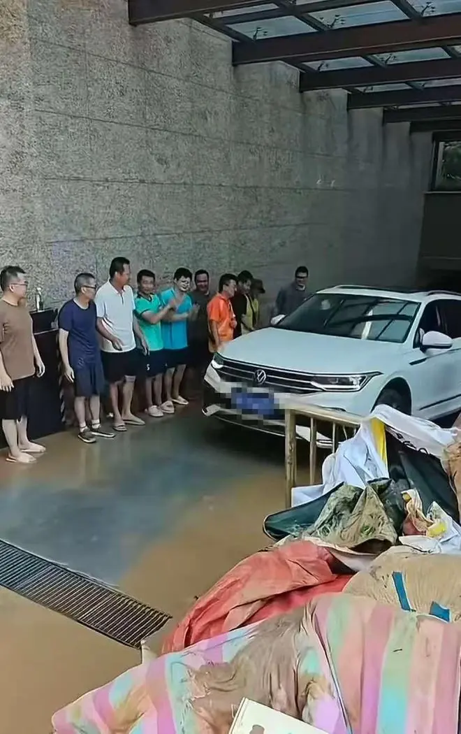 广西贵港暴雨中一小区业主团结自救渡过危机,曾共同值班、挡水,居民们将捐出多余物资
