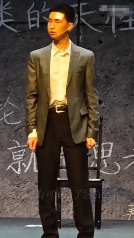 15 岁林大竣登台演话剧,神态举止酷似爸爸林永健