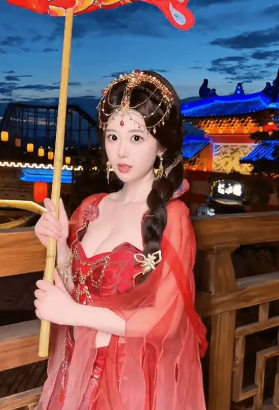 钱思怡化身铁扇公主亮相汉服巡游，演绎西游古典之美