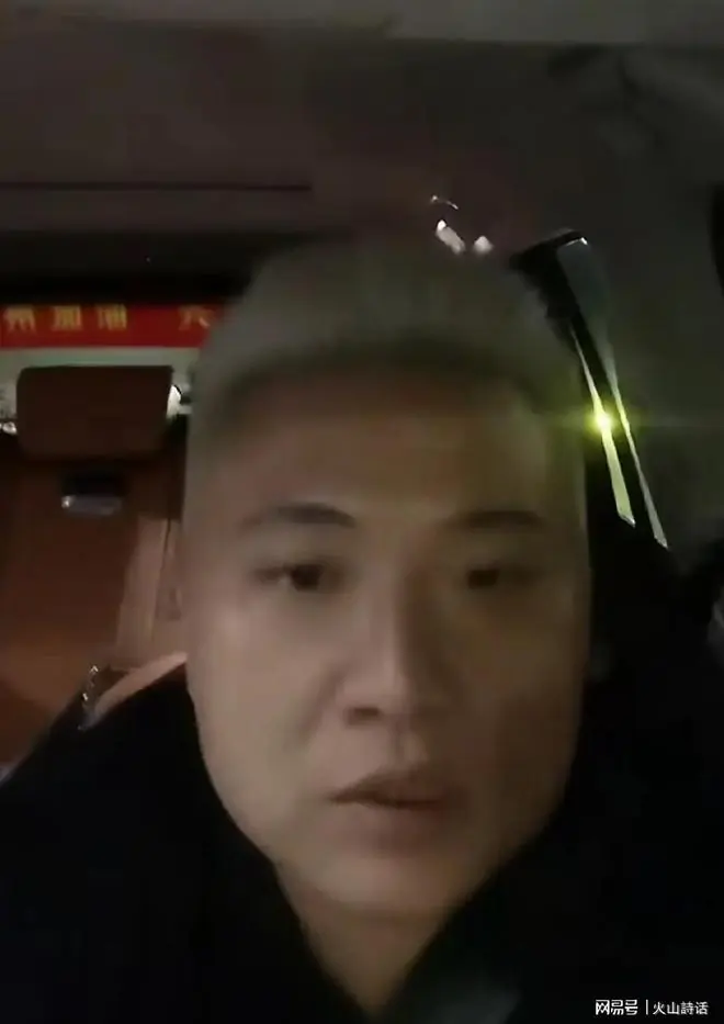 反转!长沙霸车位事件闵先生直播被质疑,网友:他目的就是为引流,直播带货