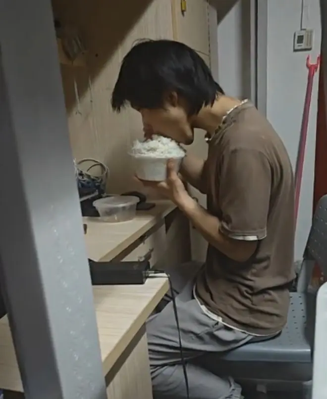 “一个月600块你要饿死他?”大学男生吃饭被偷拍,看的人心疼!